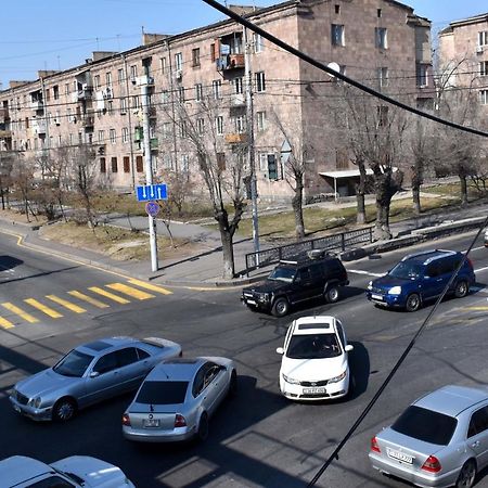 Напротив Спортивно-Концертного Комплекса Apartamento Erevan Exterior foto